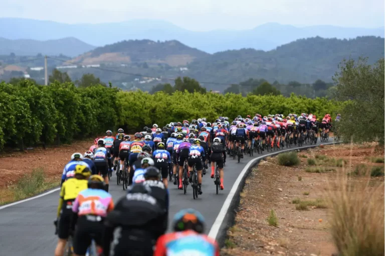 La Vuelta Femenina - peloton