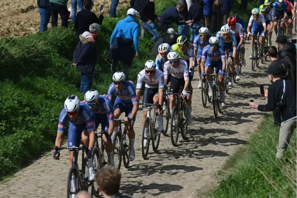 Pelotão passando por setor de pavê na Paris-Roubaix