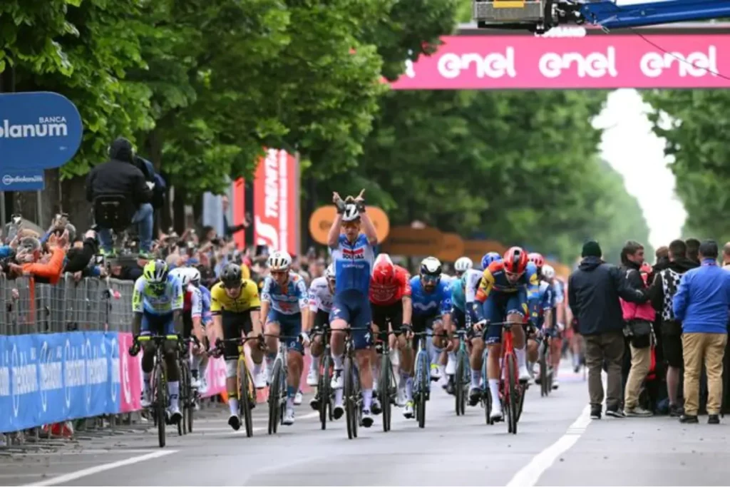 Giro D'Italia - ST3 Peloton 