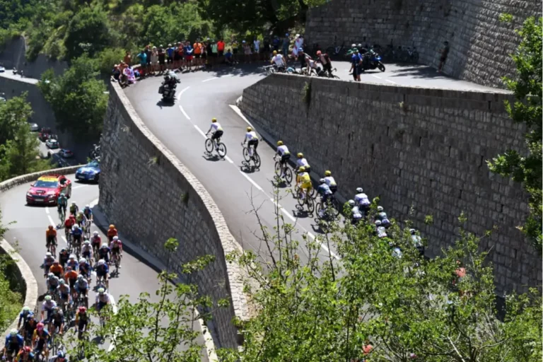 Etapa 20 do Tour de France - Pelotão escalando