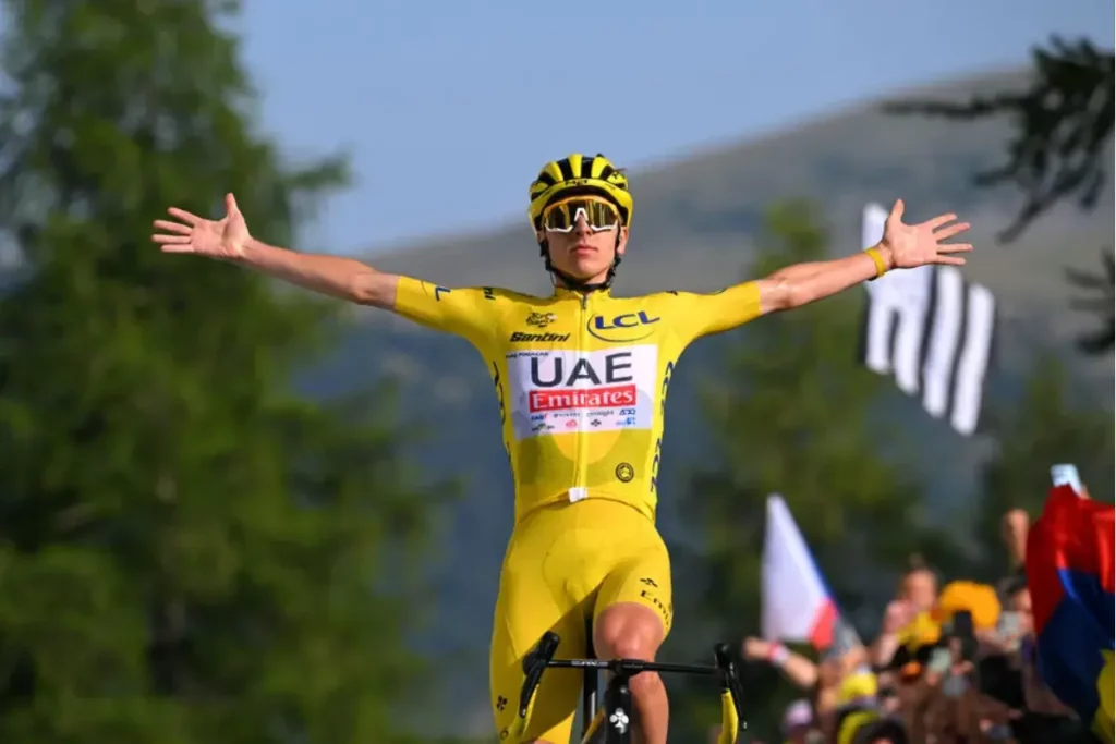 Pogacar comemora sua vitória na etapa 20 do Tour de France